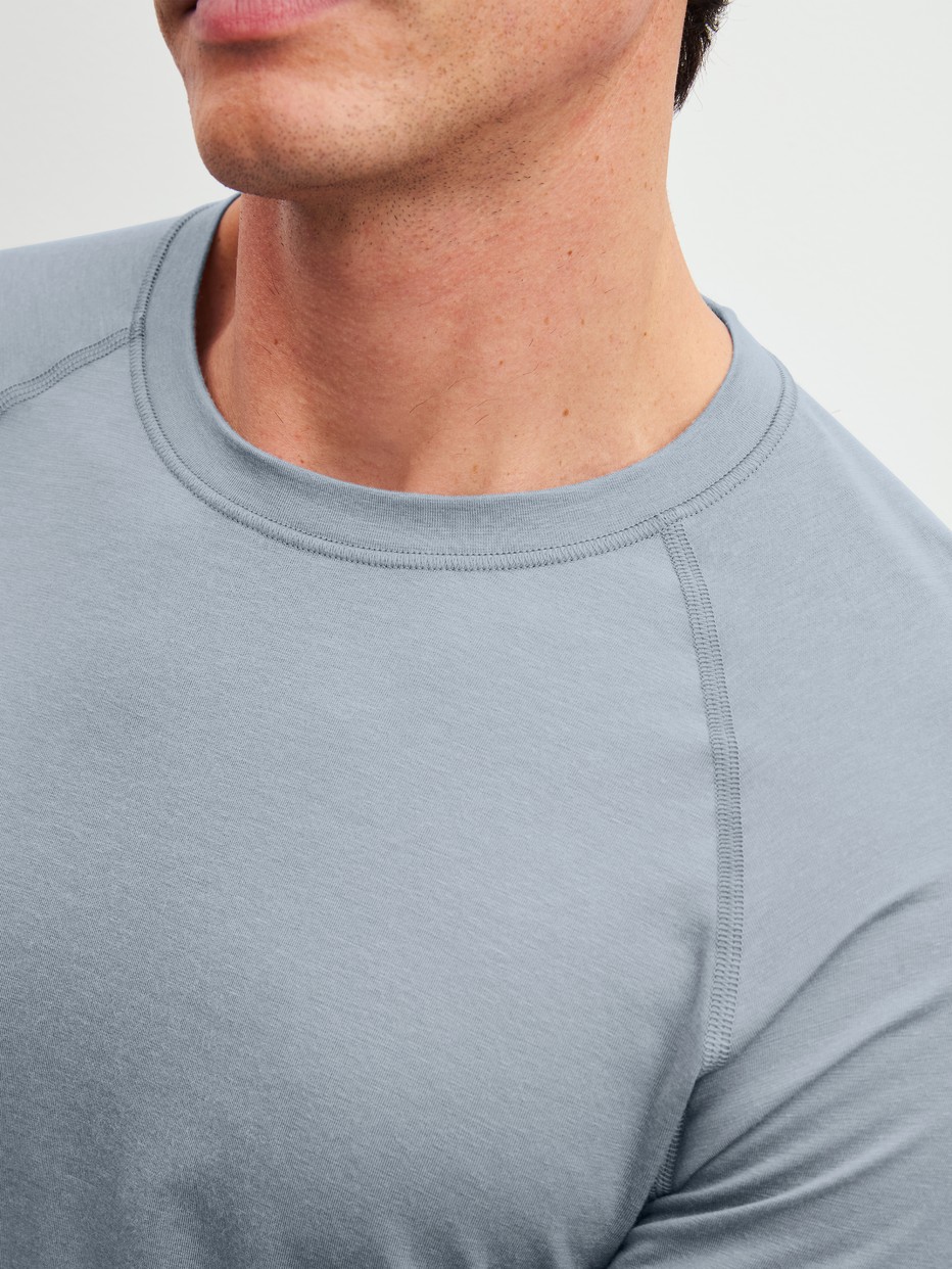Herren-Model trägt Langarm-Shirt aus Lyocell in Grau, Einfarbig aus Serie DSW Warming von CALIDA, Detail