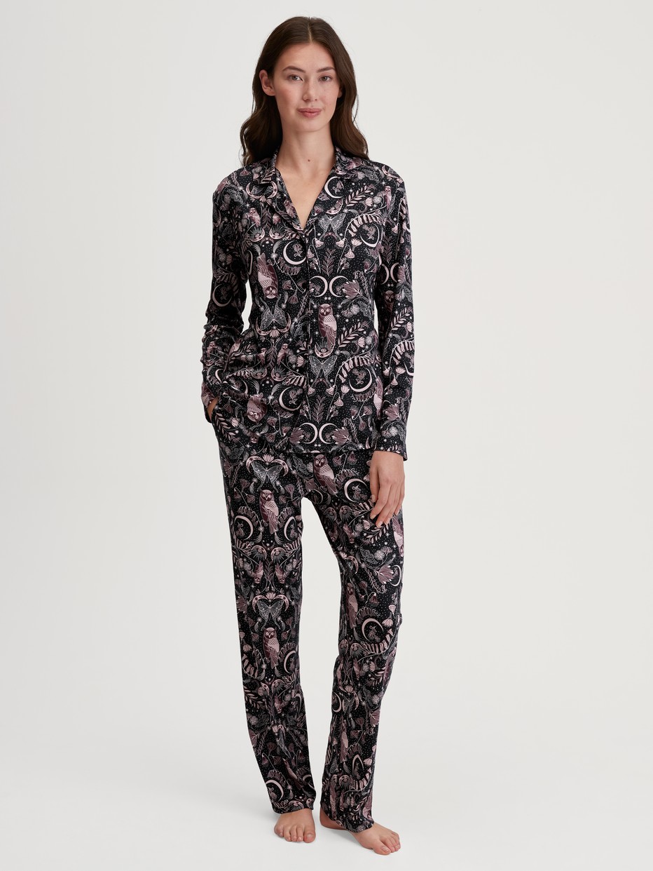 Damen-Model trägt Langarm-Shirt mit Knöpfen aus TENCEL™ Modal und Seide aus Modal in Schwarz, Gemustert aus Serie Favourites Seduction von CALIDA, Outfit