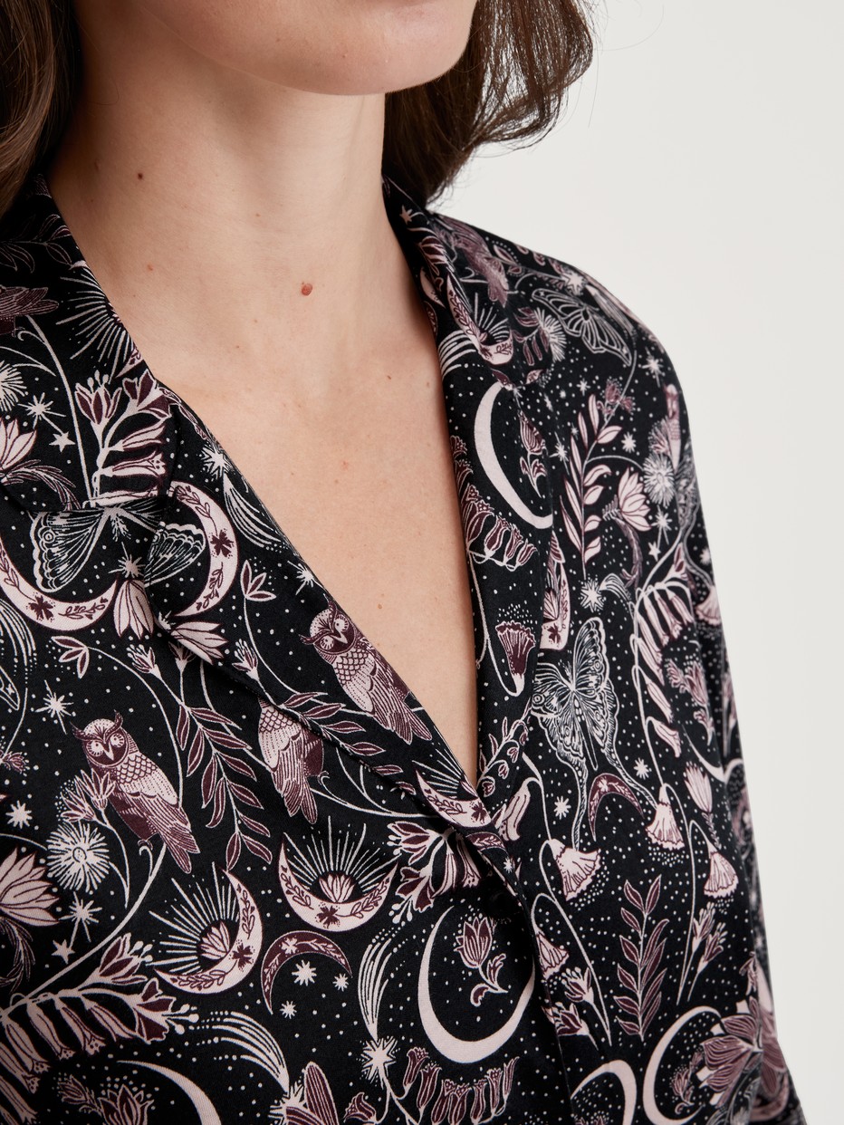 Damen-Model trägt Langarm-Shirt mit Knöpfen aus TENCEL™ Modal und Seide aus Modal in Schwarz, Gemustert aus Serie Favourites Seduction von CALIDA, Detail