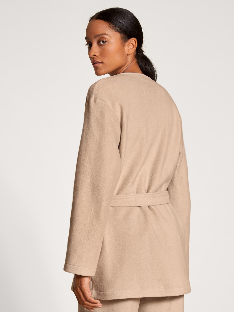 Damen-Model trägt Jacke aus  in Beige, Einfarbig aus Serie Loungewear Xtra von CALIDA, Rückansicht