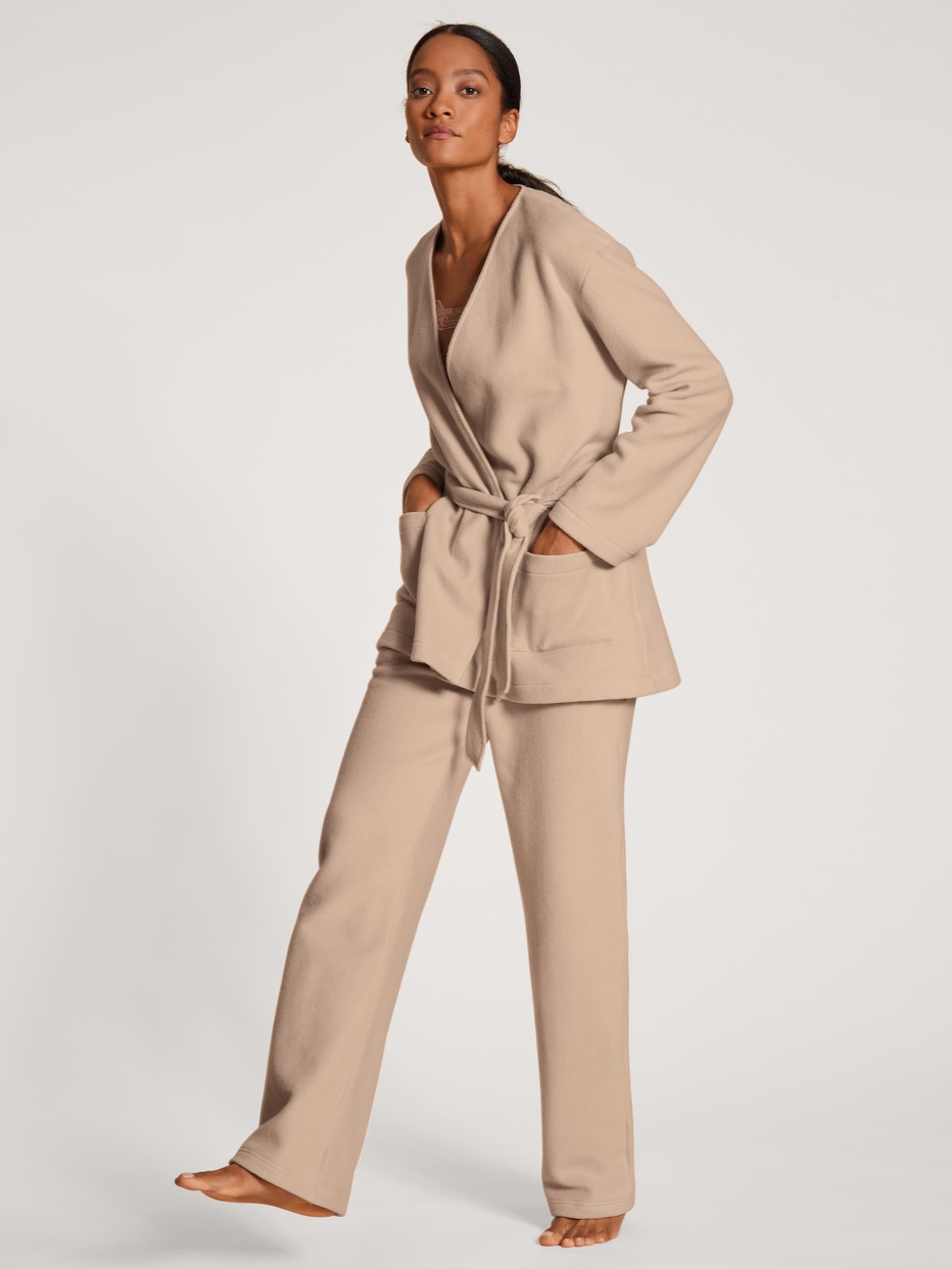 Damen-Model trägt Jacke aus  in Beige, Einfarbig aus Serie Loungewear Xtra von CALIDA, Outfit