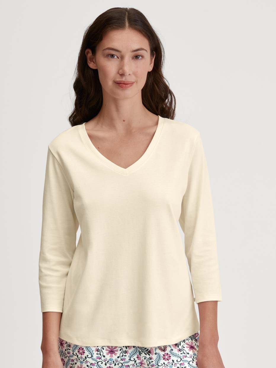 Women model is wearing Shirt 3/4 sleeve made of 100% Cotton in Beige, Unicoloured from the Favourites Botanic series by CALIDA, Front view