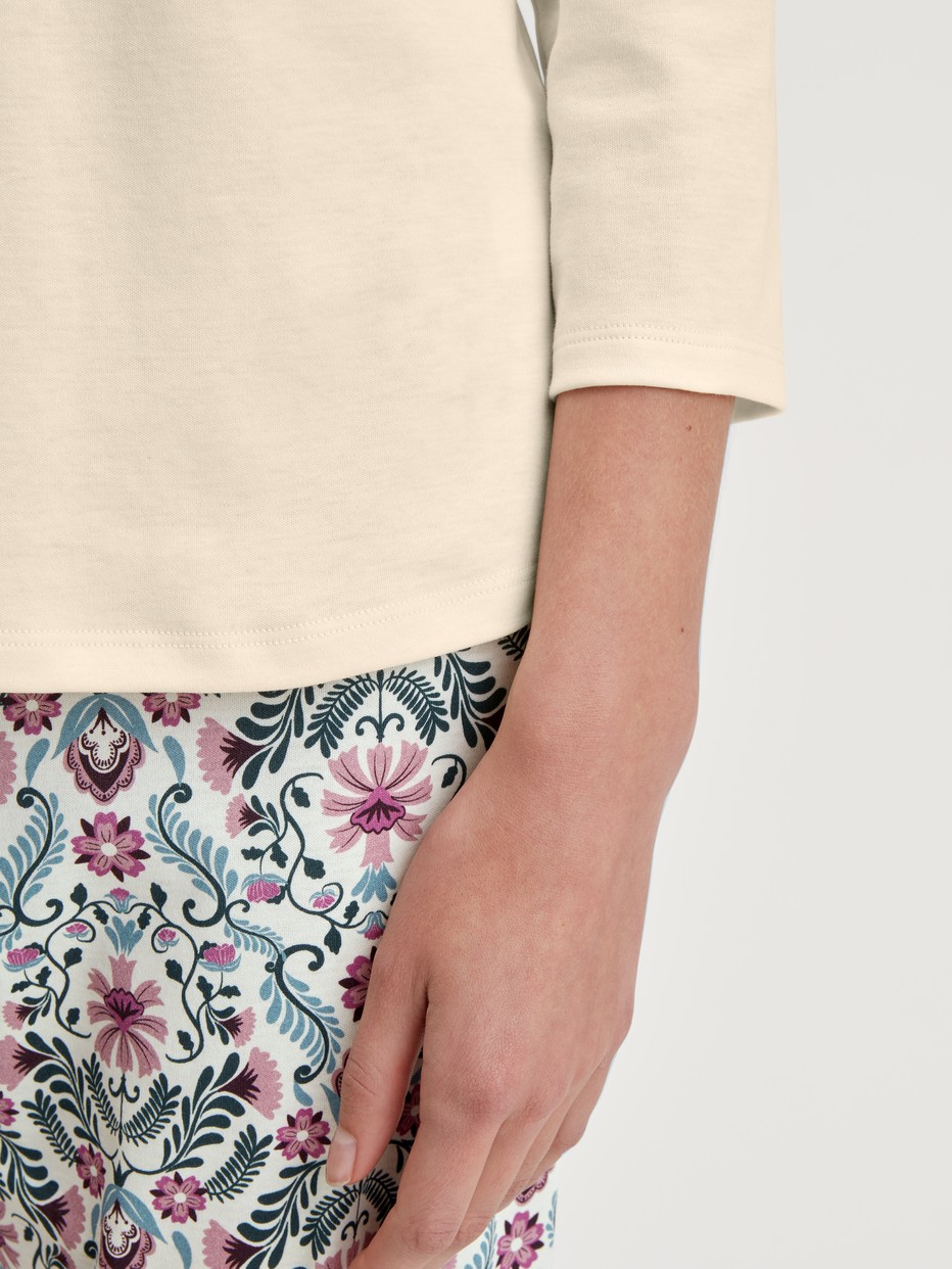 Women model is wearing Shirt 3/4 sleeve made of 100% Cotton in Beige, Unicoloured from the Favourites Botanic series by CALIDA, Detail