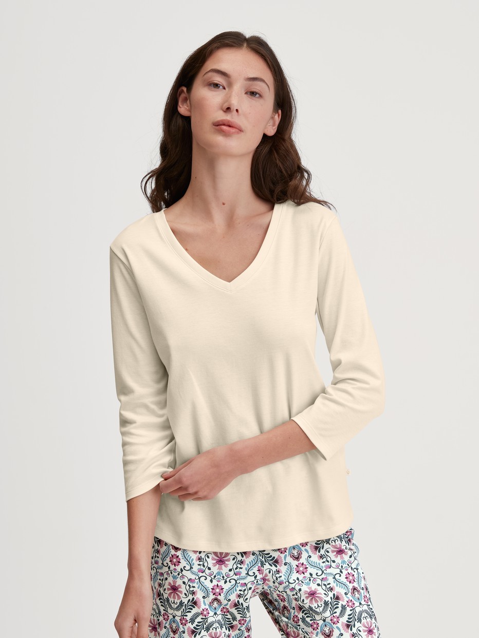 Women model is wearing Shirt 3/4 sleeve made of 100% Cotton in Beige, Unicoloured from the Favourites Botanic series by CALIDA, Additional Image
