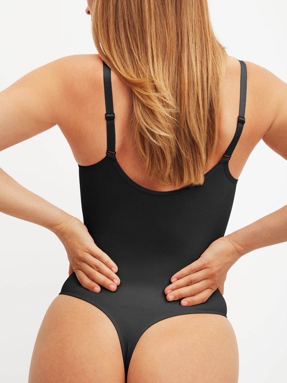 La modella / Il modello Donna indossa  in Poliammide di colore Nero, Tinta unita, della serie Seamless Shape di CALIDA, Dettaglio