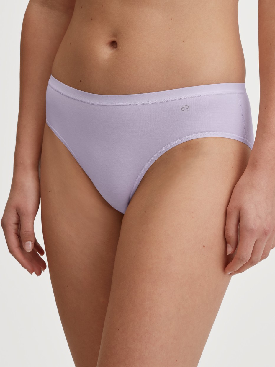 Damen-Model trägt Slip, regular cut aus Baumwolle in Violett, Einfarbig aus Serie Natural Comfort von CALIDA, Vorderansicht