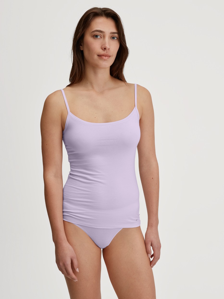 Damen-Model trägt Slip, regular cut aus Baumwolle in Violett, Einfarbig aus Serie Natural Comfort von CALIDA, Outfit