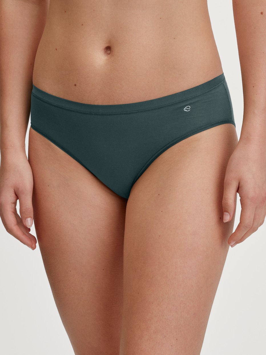 Damen-Model trägt Slip, regular cut aus Baumwolle in Grün, Einfarbig aus Serie Natural Comfort von CALIDA, Vorderansicht