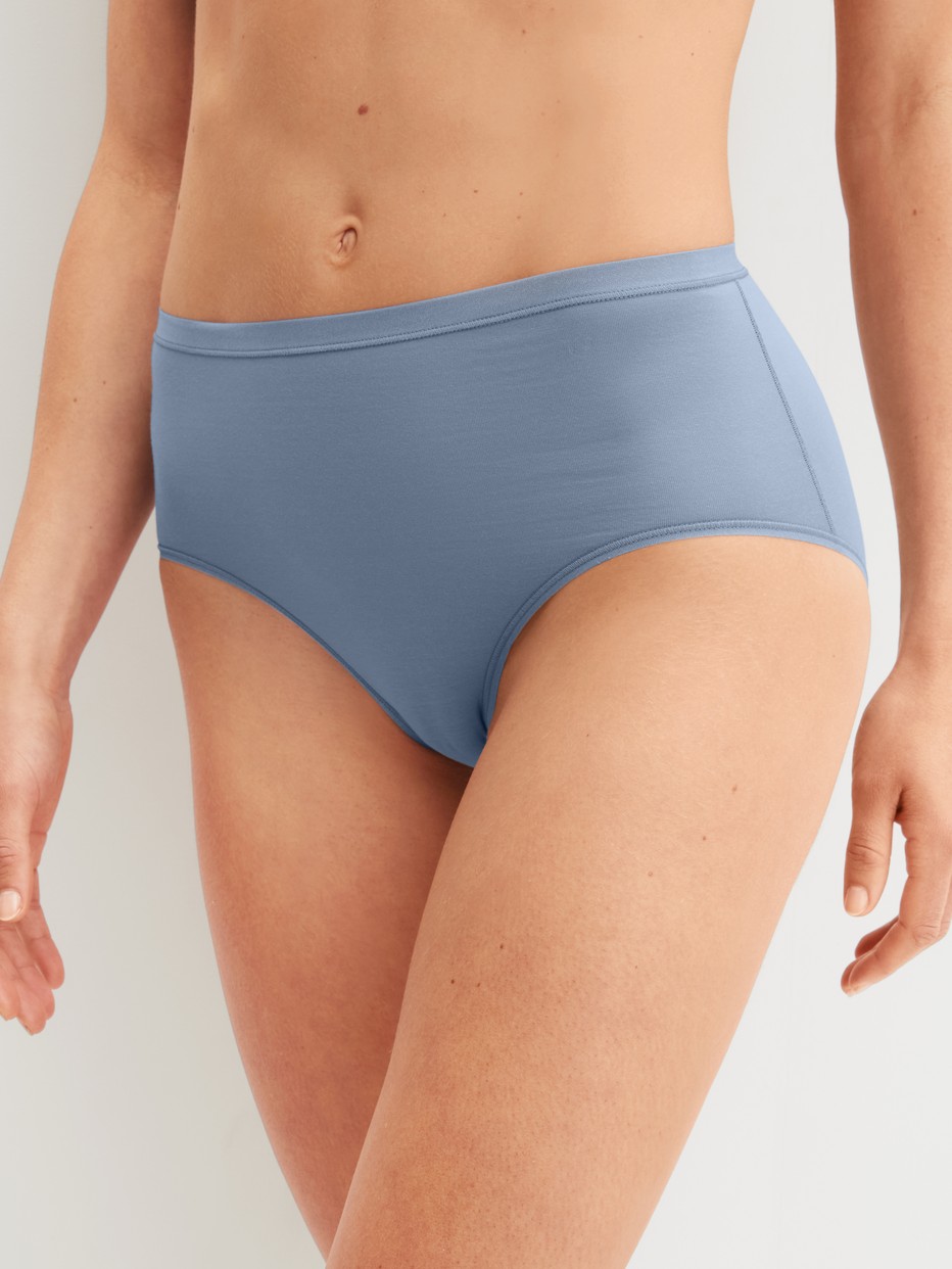 Damen-Model trägt Slip, high waist aus Baumwolle in Blau, Einfarbig aus Serie Natural Comfort von CALIDA, Vorderansicht
