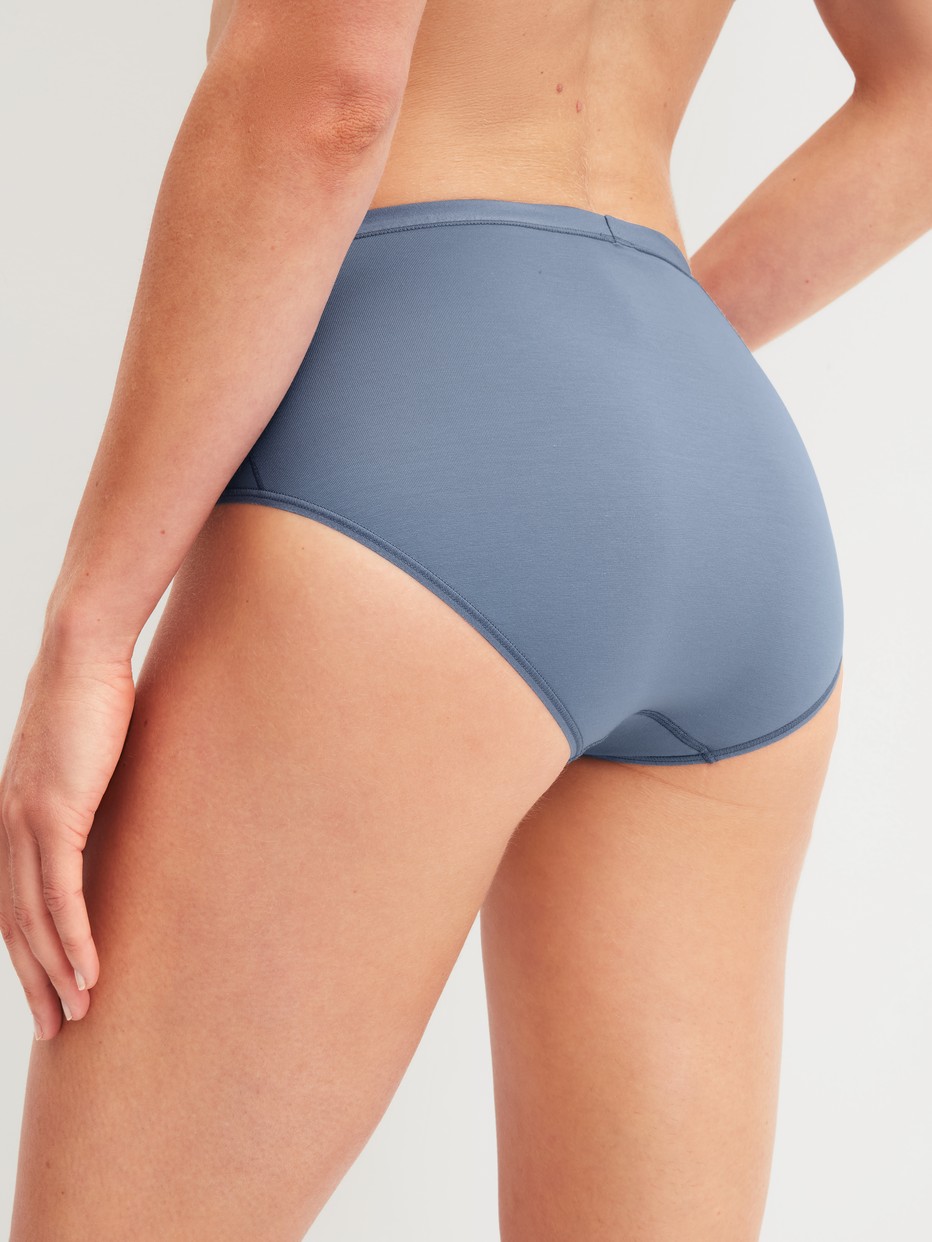 Damen-Model trägt Slip, high waist aus Baumwolle in Blau, Einfarbig aus Serie Natural Comfort von CALIDA, Rückansicht