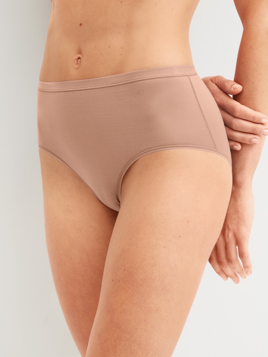 Damen-Model trägt Slip, high waist aus Baumwolle in Braun, Einfarbig aus Serie Natural Comfort von CALIDA, Vorderansicht