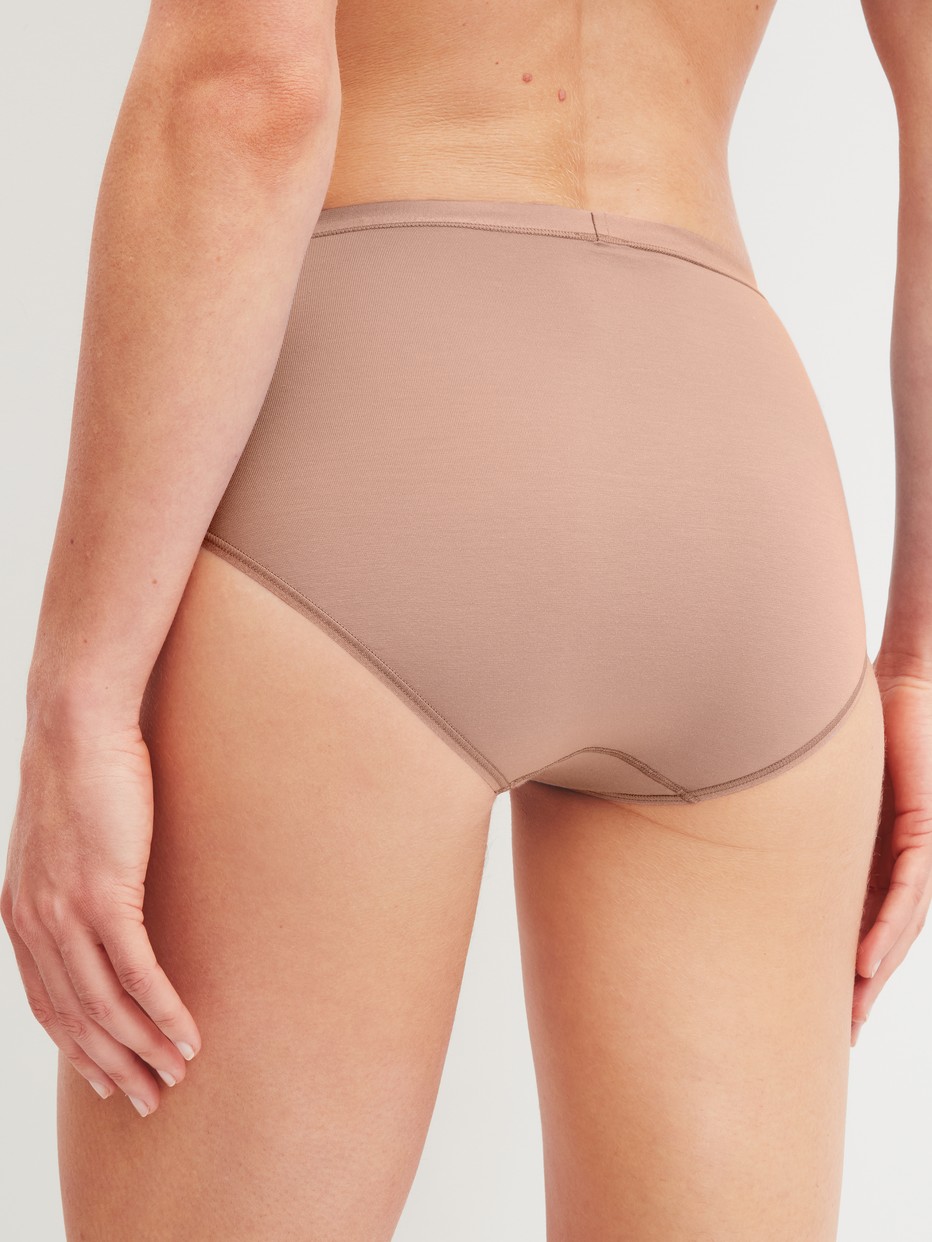 Damen-Model trägt Slip, high waist aus Baumwolle in Braun, Einfarbig aus Serie Natural Comfort von CALIDA, Rückansicht