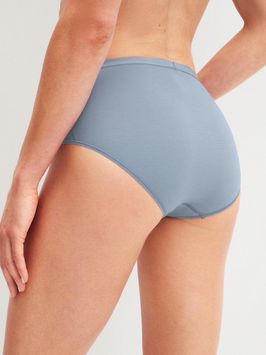 Damen-Model trägt Slip, high waist aus Swiss+Cotton in Grau, Einfarbig aus Serie Natural Comfort von CALIDA, Rückansicht