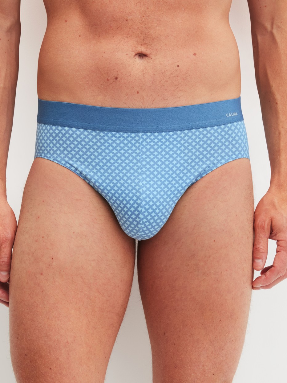 La modella / Il modello Uomo indossa Slip in Cotone di colore Blu, Modello, della serie Cotton Code Design di CALIDA, Vista frontale