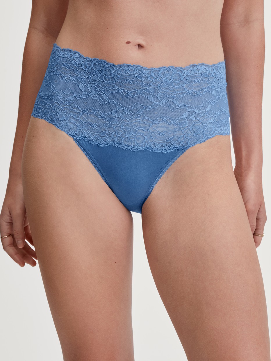 Damen-Model trägt Slip mit Spitzenbund, high waist aus Spitze in Blau, Spitze aus Serie Sensual Secrets von CALIDA, Vorderansicht