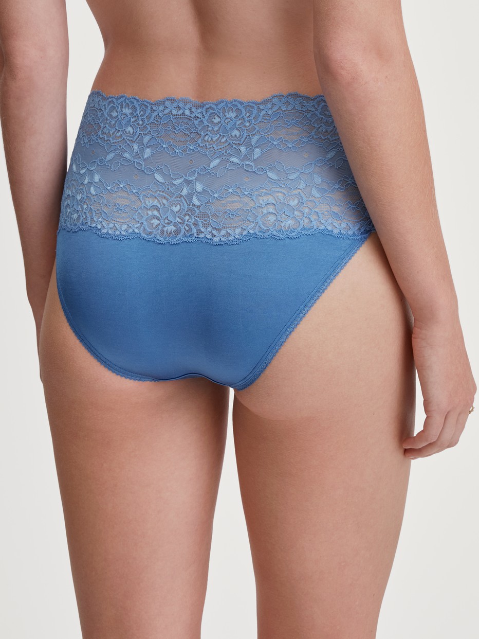 Damen-Model trägt Slip mit Spitzenbund, high waist aus Spitze in Blau, Spitze aus Serie Sensual Secrets von CALIDA, Rückansicht