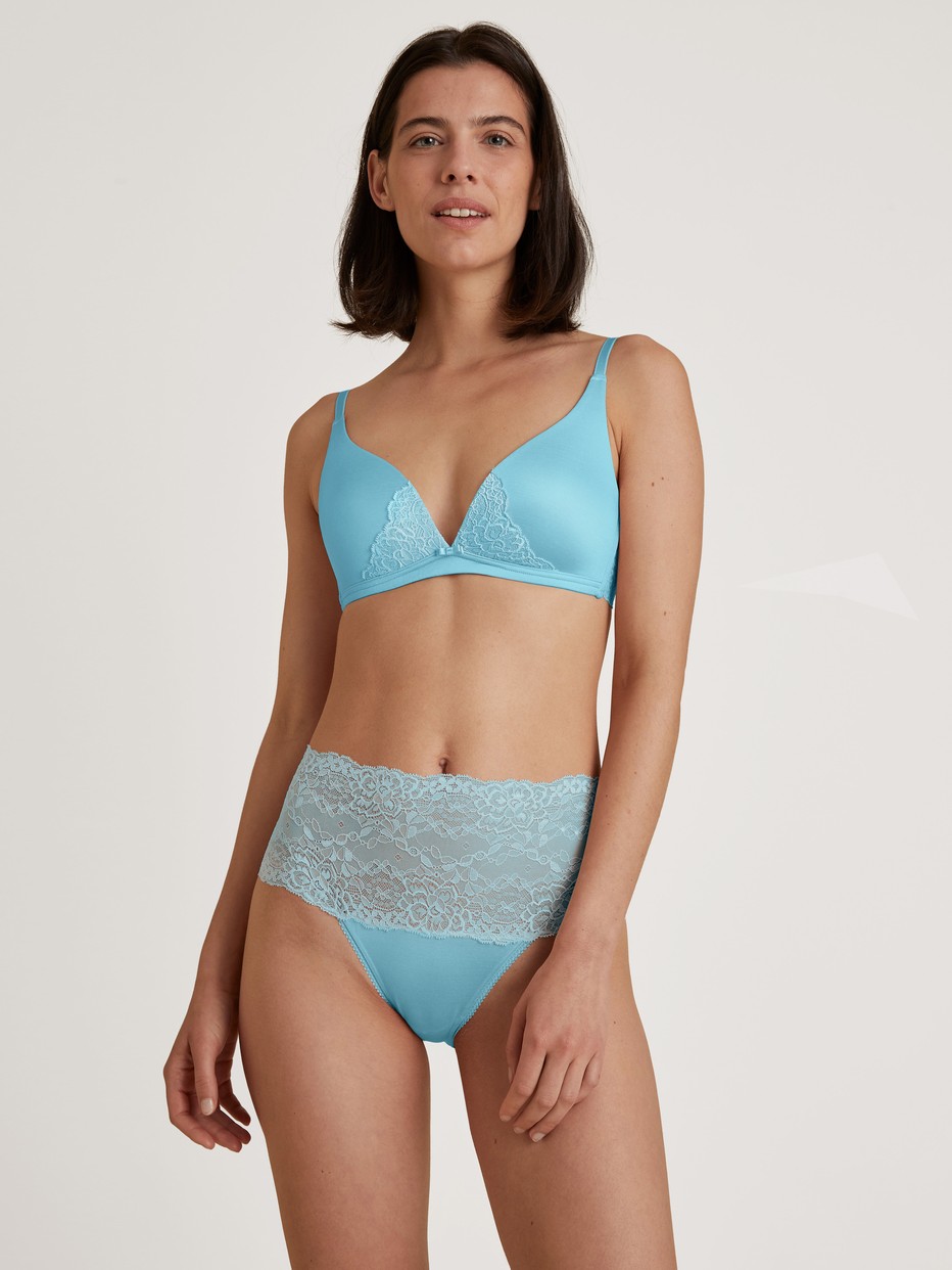 Le mannequin Femme porte le/la Slip taille haute avec bordures en dentelle en Viscose de couleur Turquoise, Dentelle, de la série Sensual Secrets de CALIDA, Tenue