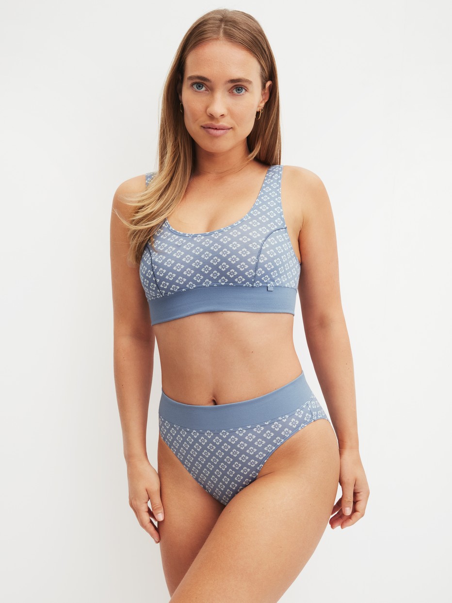 Damen-Model trägt Slip mit Softbund, high waist aus Baumwolle in Blau, Kariert aus Serie Elastic Trend von CALIDA, Outfit