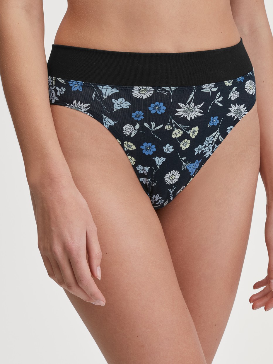 Damen-Model trägt Slip mit Softbund, high waist aus Baumwolle in Schwarz, Floral aus Serie Elastic Trend von CALIDA, Vorderansicht