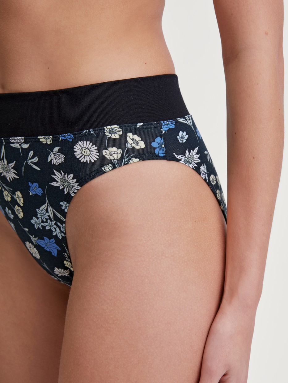 Damen-Model trägt Slip mit Softbund, high waist aus Baumwolle in Schwarz, Floral aus Serie Elastic Trend von CALIDA, Detail