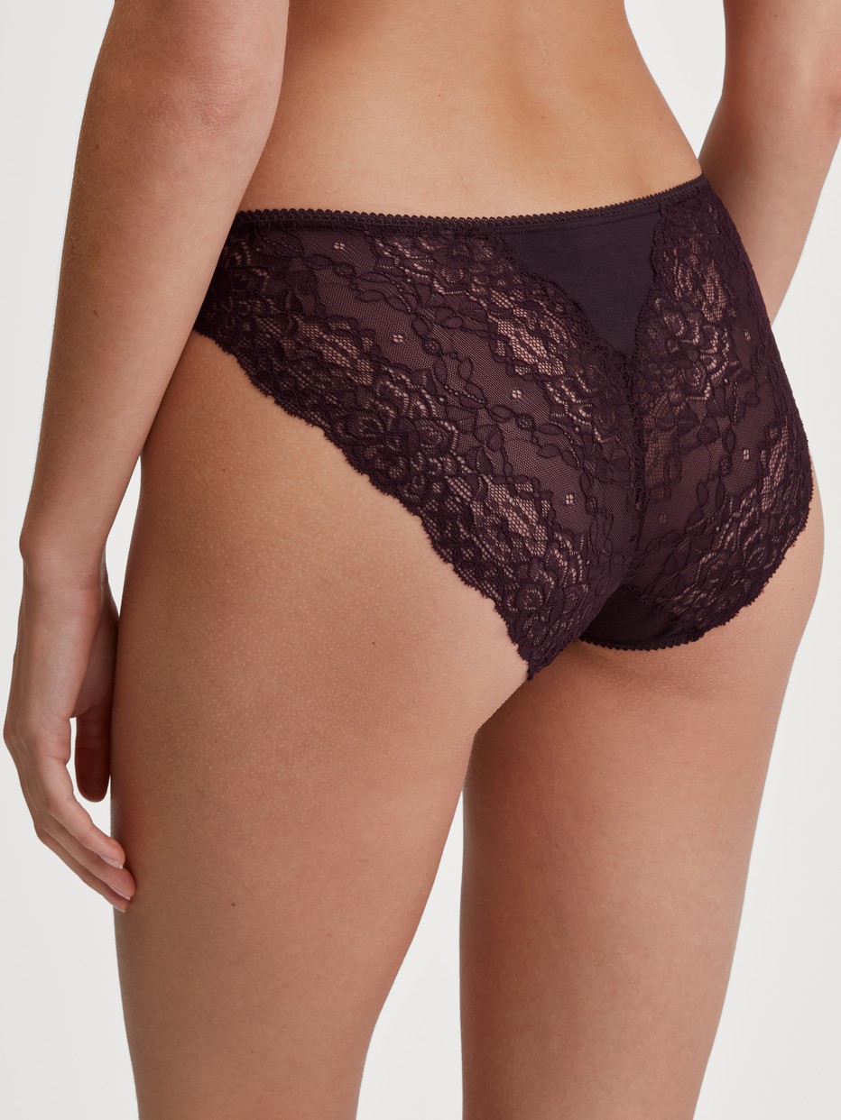 Le mannequin Femme porte le/la Culotte en Dentelle de couleur Rouge, Dentelle, de la série Sensual Secrets de CALIDA, Vue arrière