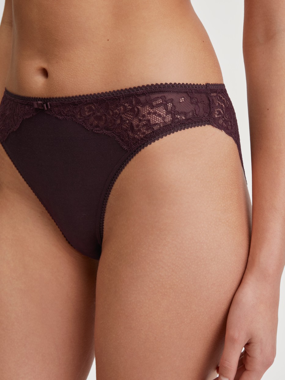 Le mannequin Femme porte le/la Culotte en Dentelle de couleur Rouge, Dentelle, de la série Sensual Secrets de CALIDA, Détail