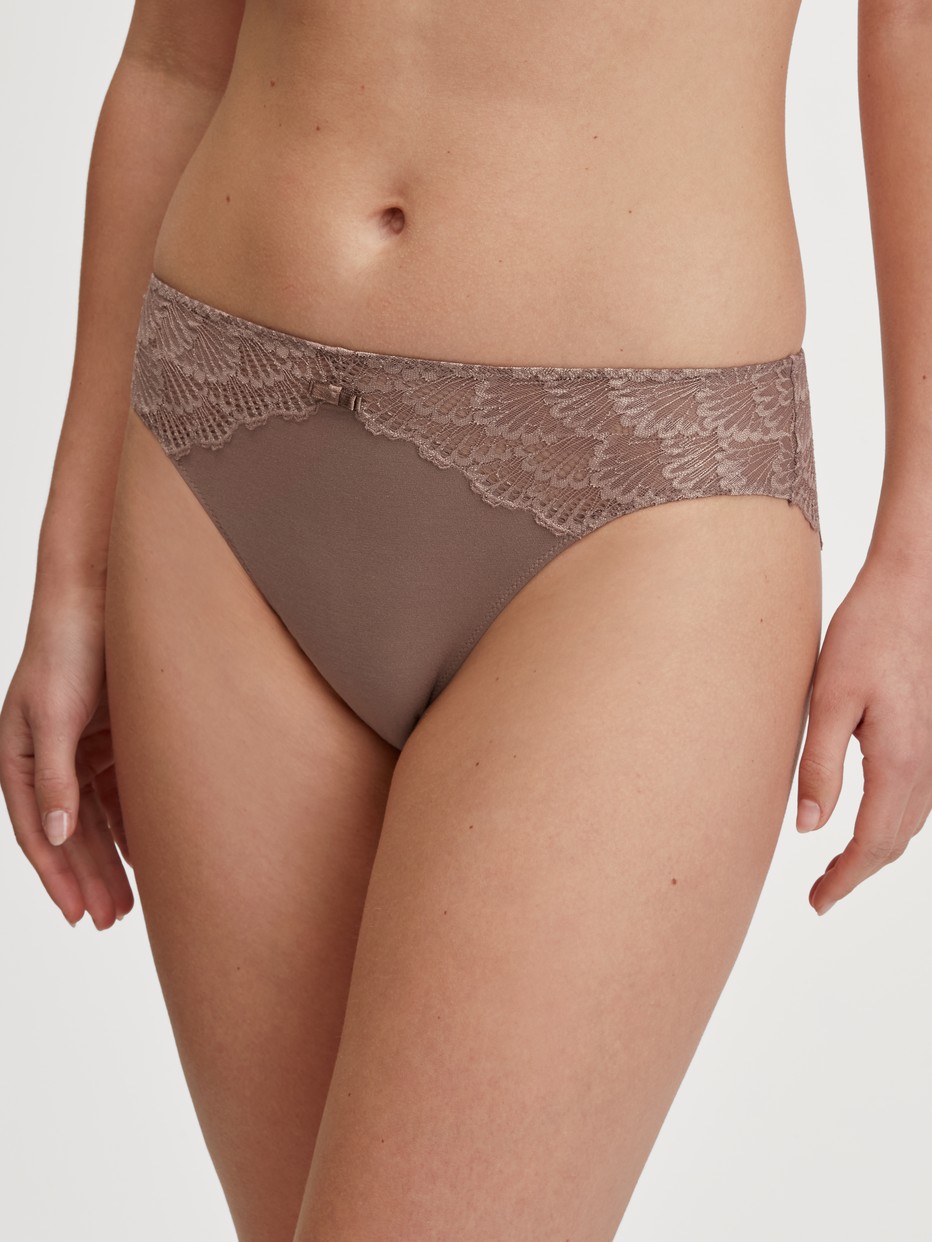 Damen-Model trägt Slip, regular cut aus Modal in Braun, Spitze aus Serie Modal Sense von CALIDA, Vorderansicht