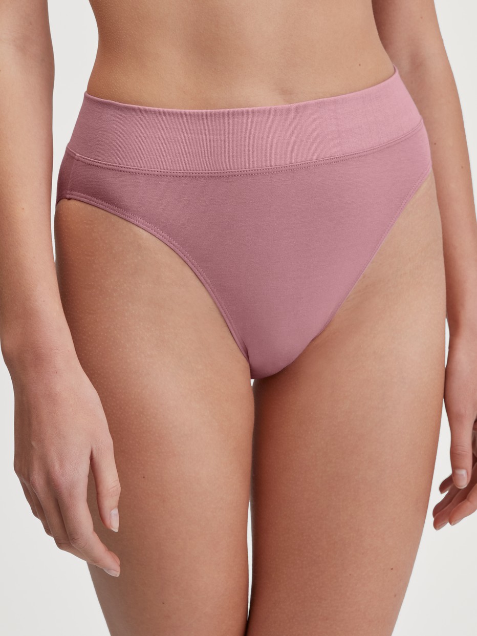 Damen-Model trägt Slip mit Softbund, high waist aus Baumwolle in Rosa, Einfarbig aus Serie Elastic von CALIDA, Vorderansicht