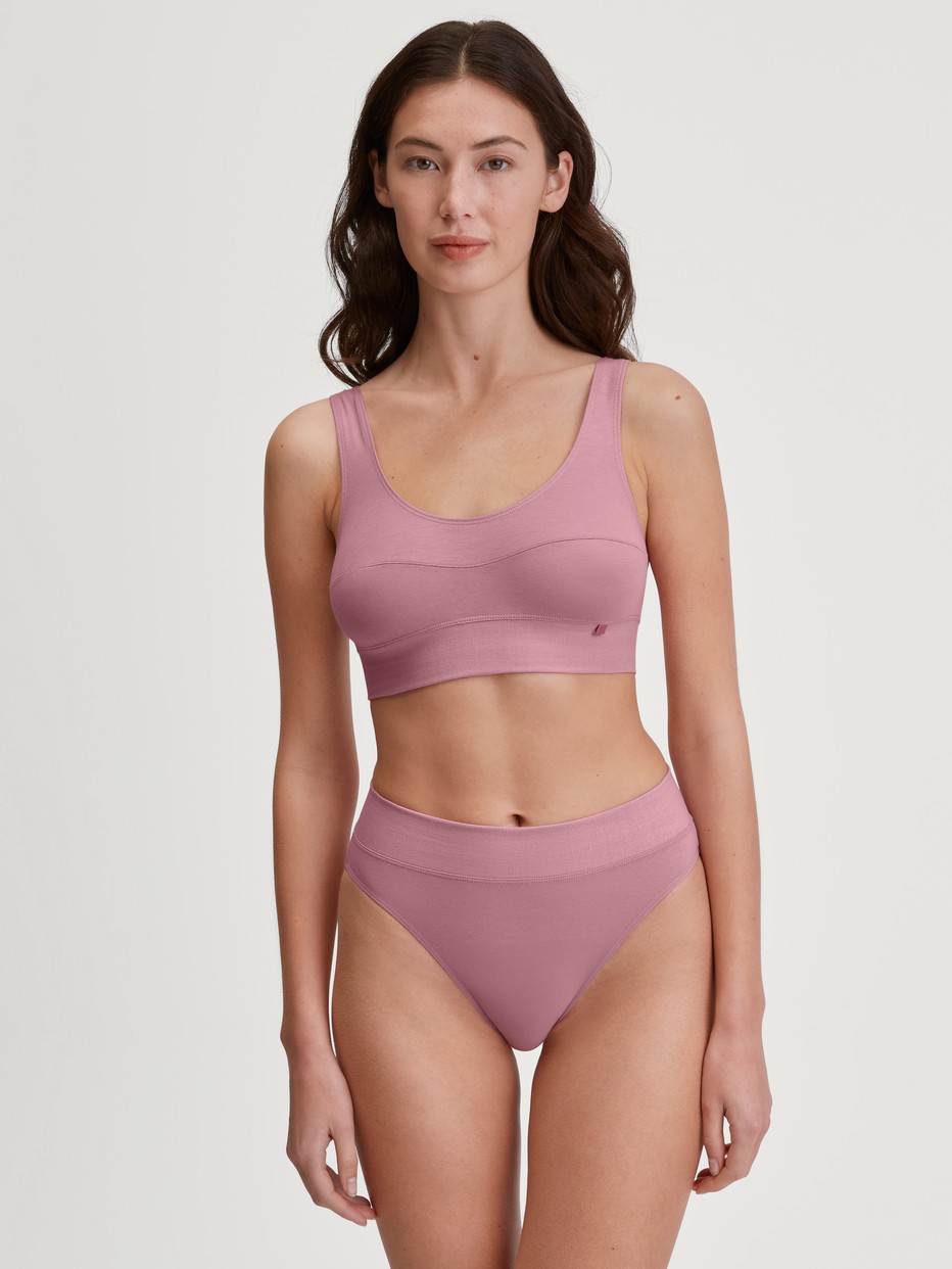 Damen-Model trägt Slip mit Softbund, high waist aus Baumwolle in Rosa, Einfarbig aus Serie Elastic von CALIDA, Outfit