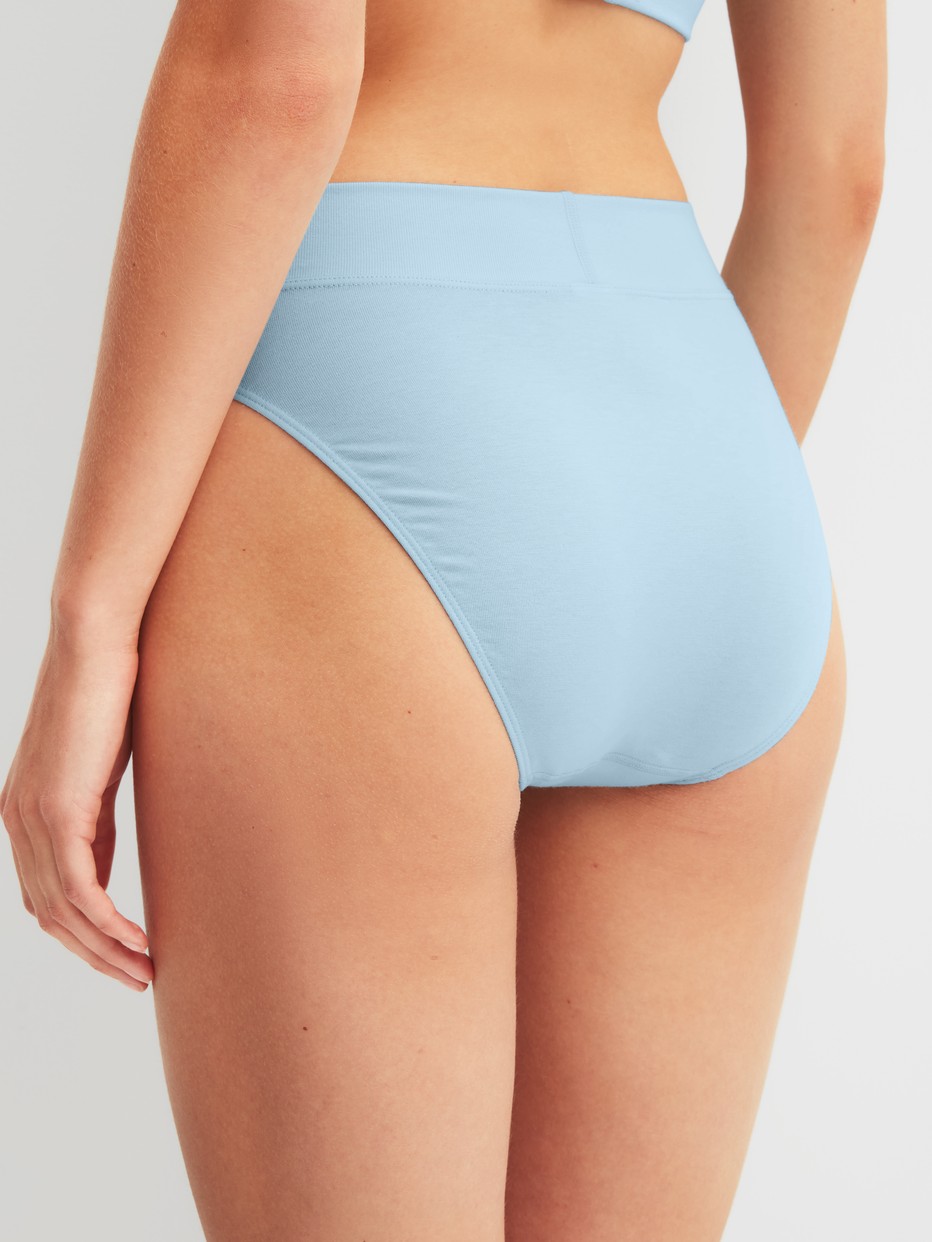 Damen-Model trägt Slip mit Softbund, high waist aus Baumwolle in Blau, Einfarbig aus Serie Elastic von CALIDA, Rückansicht