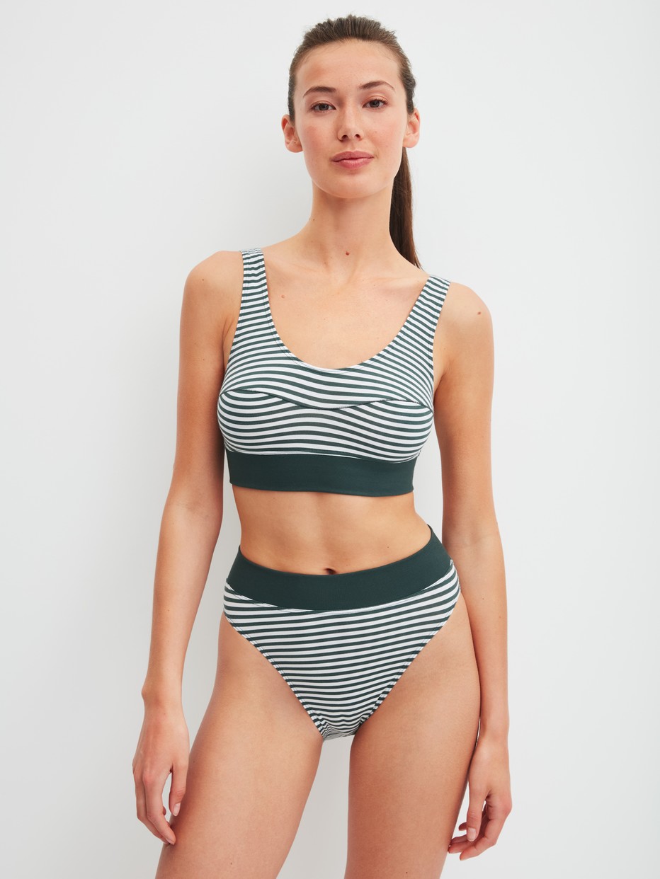 Damen-Model trägt Slip mit Softbund, high waist aus Baumwolle in Grün, Gestreift aus Serie Elastic Special von CALIDA, Outfit