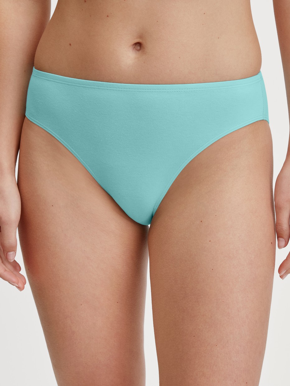 Damen-Model trägt Slip, regular cut aus Baumwolle in Türkis, Einfarbig aus Serie Nat. Comfort Xtra von CALIDA, Vorderansicht