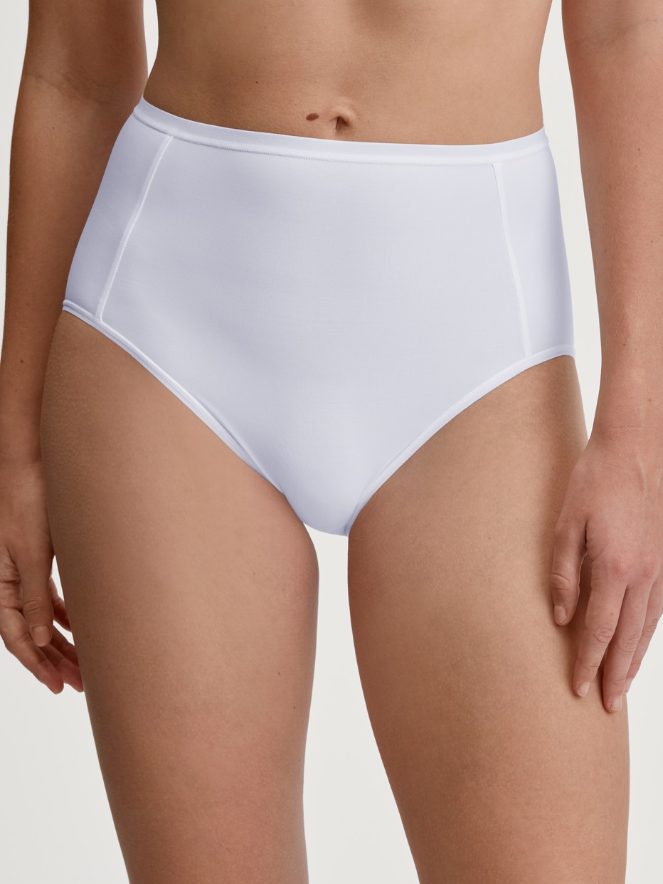 Damen-Model trägt Slip, high waist aus Polyamid in Weiß, Einfarbig aus Serie Sleek Skin von CALIDA, Vorderansicht