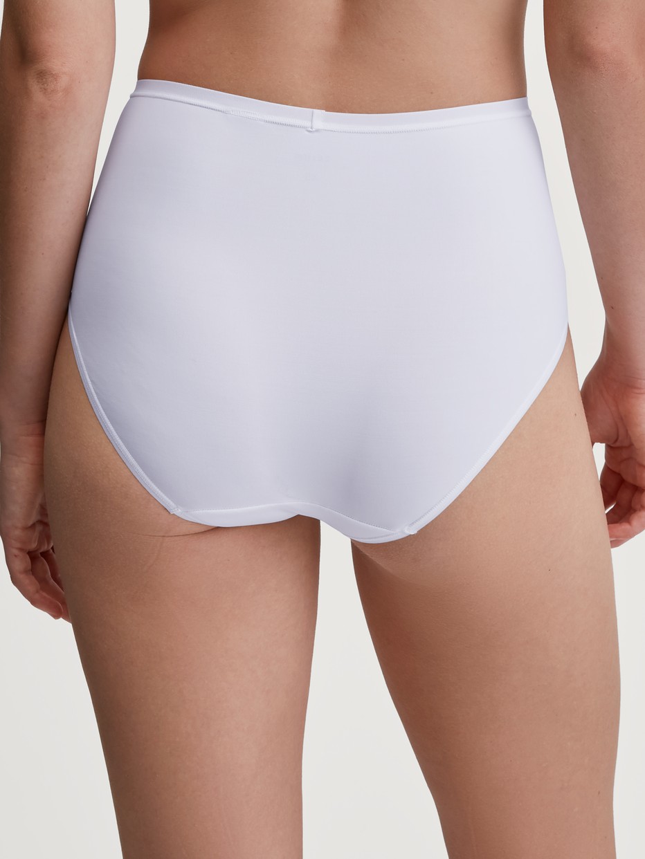 Damen-Model trägt Slip, high waist aus Polyamid in Weiß, Einfarbig aus Serie Sleek Skin von CALIDA, Rückansicht