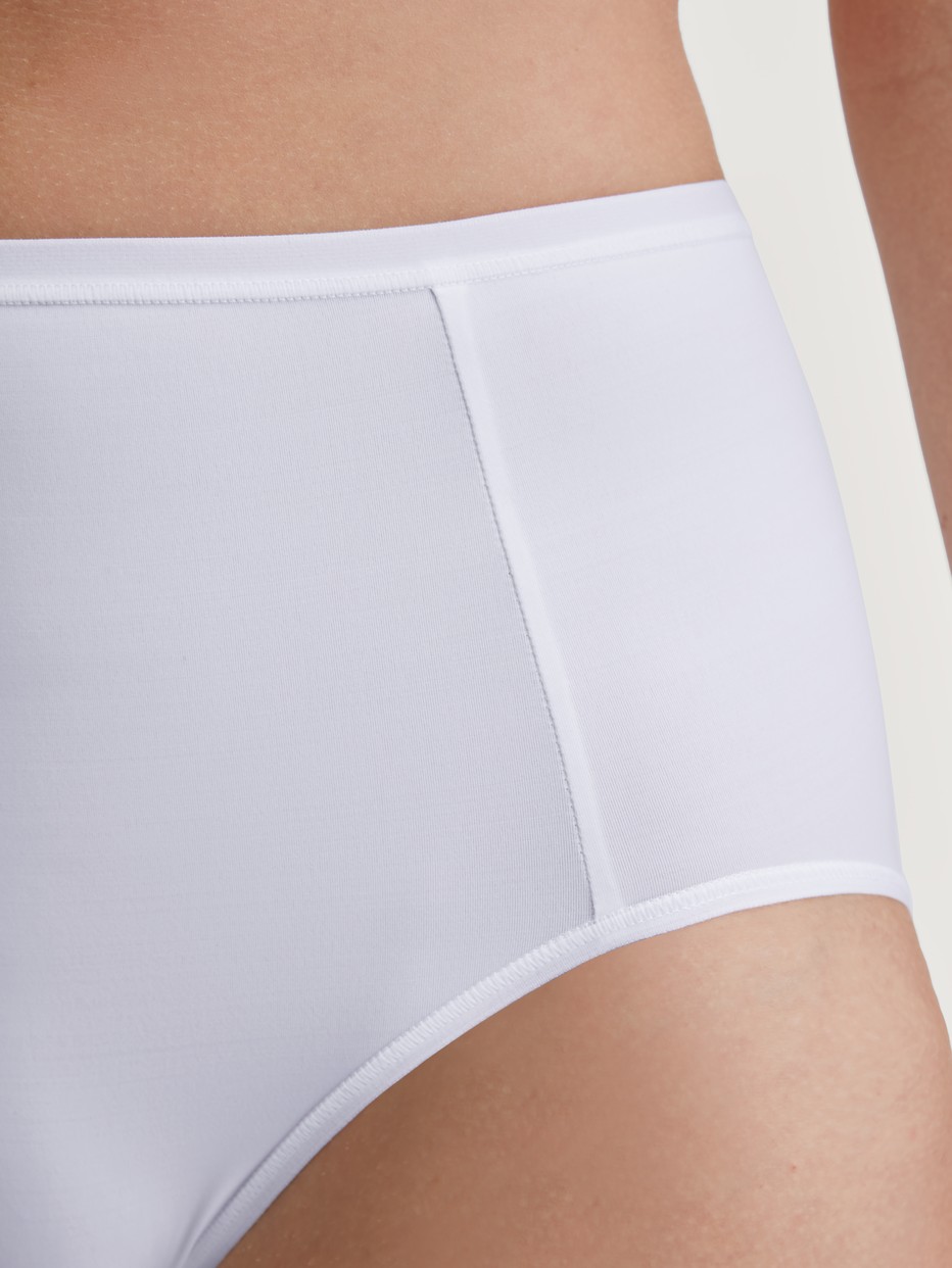 Damen-Model trägt Slip, high waist aus Polyamid in Weiß, Einfarbig aus Serie Sleek Skin von CALIDA, Detail