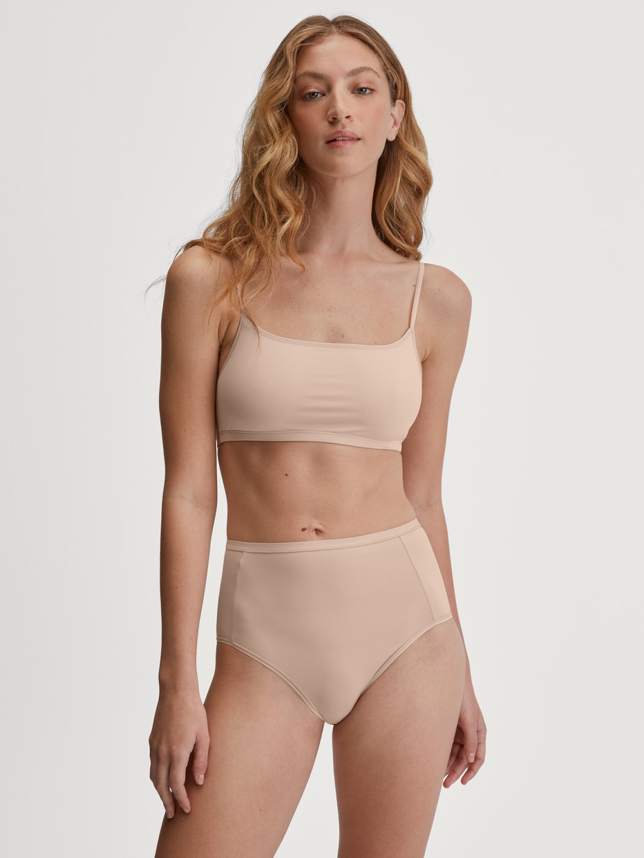 Damen-Model trägt Slip, high waist aus Polyamid in Rosa, Einfarbig aus Serie Sleek Skin von CALIDA, Outfit