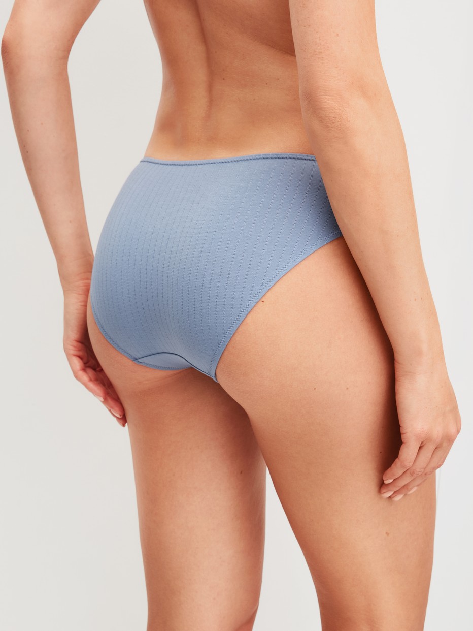 Damen-Model trägt Slip aus Modal in Blau, Spitze aus Serie Etude Ajours von CALIDA, Rückansicht