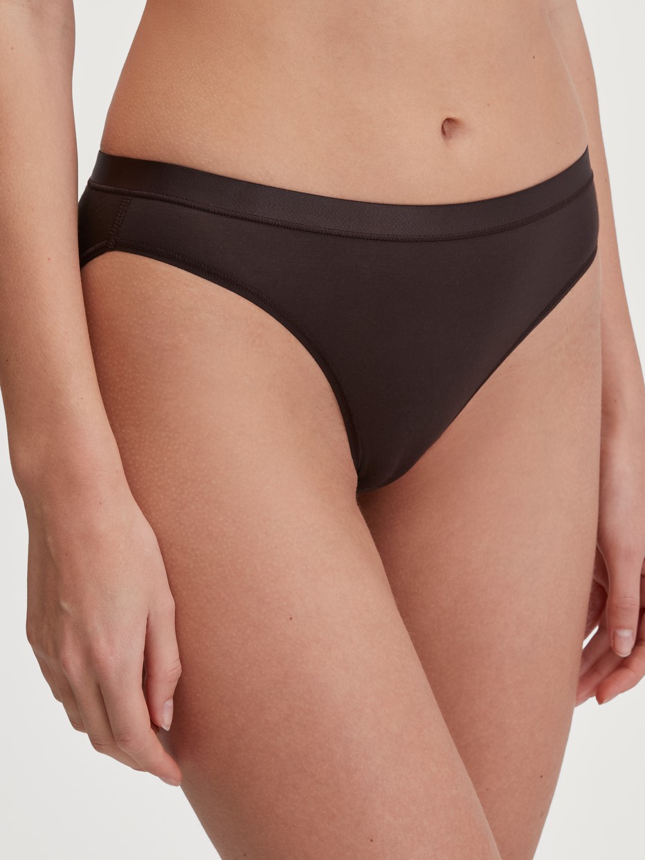 Damen-Model trägt Slip, regular cut aus Modal in Braun, Einfarbig aus Serie Soft Favourites von CALIDA, Vorderansicht