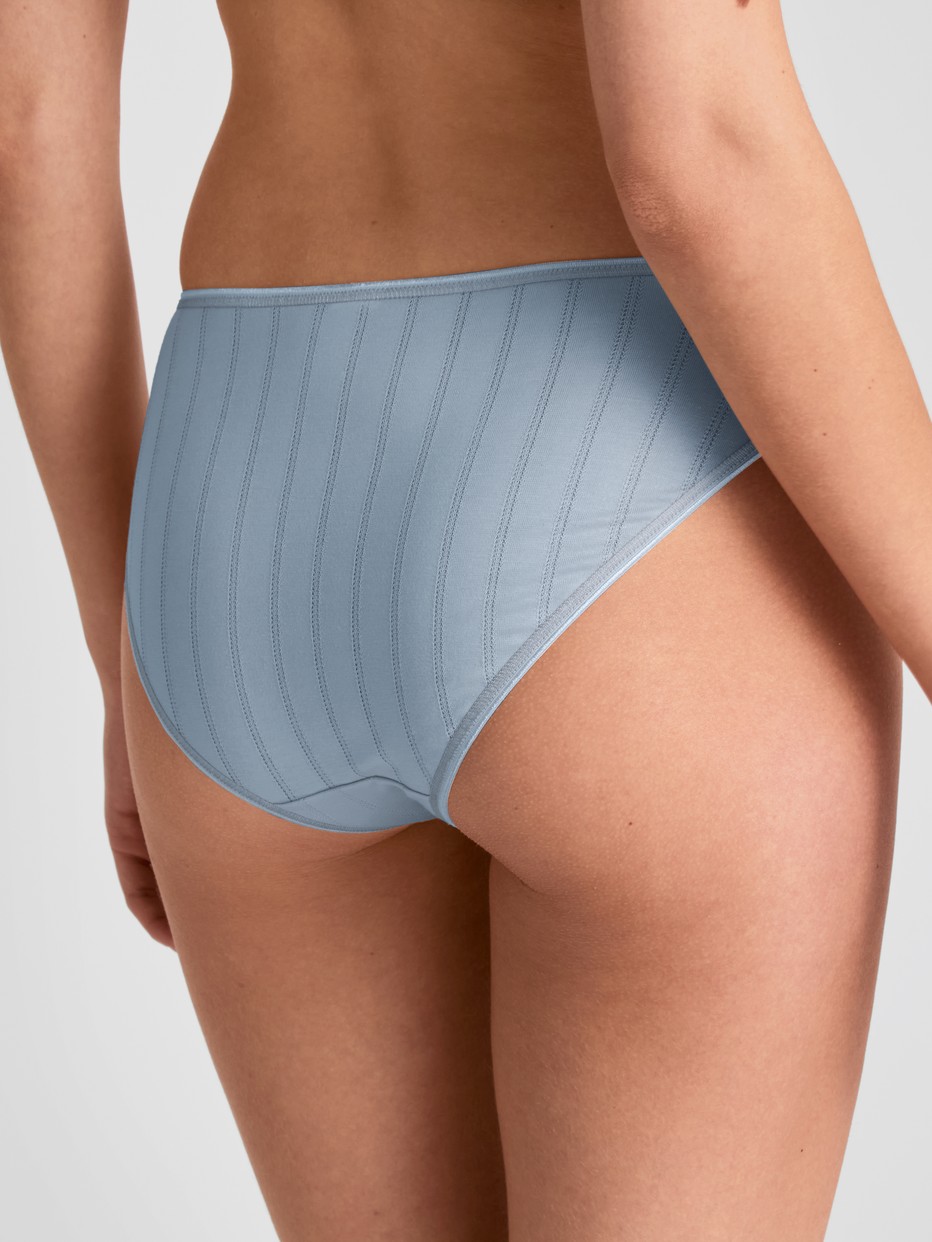 Damen-Model trägt Slip, regular cut aus Baumwolle in Blau, Spitze aus Serie Etude Toujours von CALIDA, Rückansicht