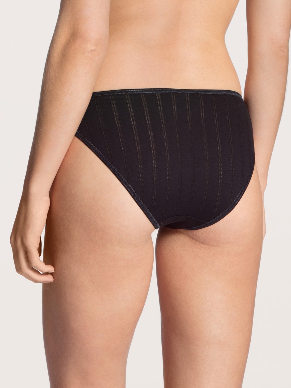 Brief, regular cut