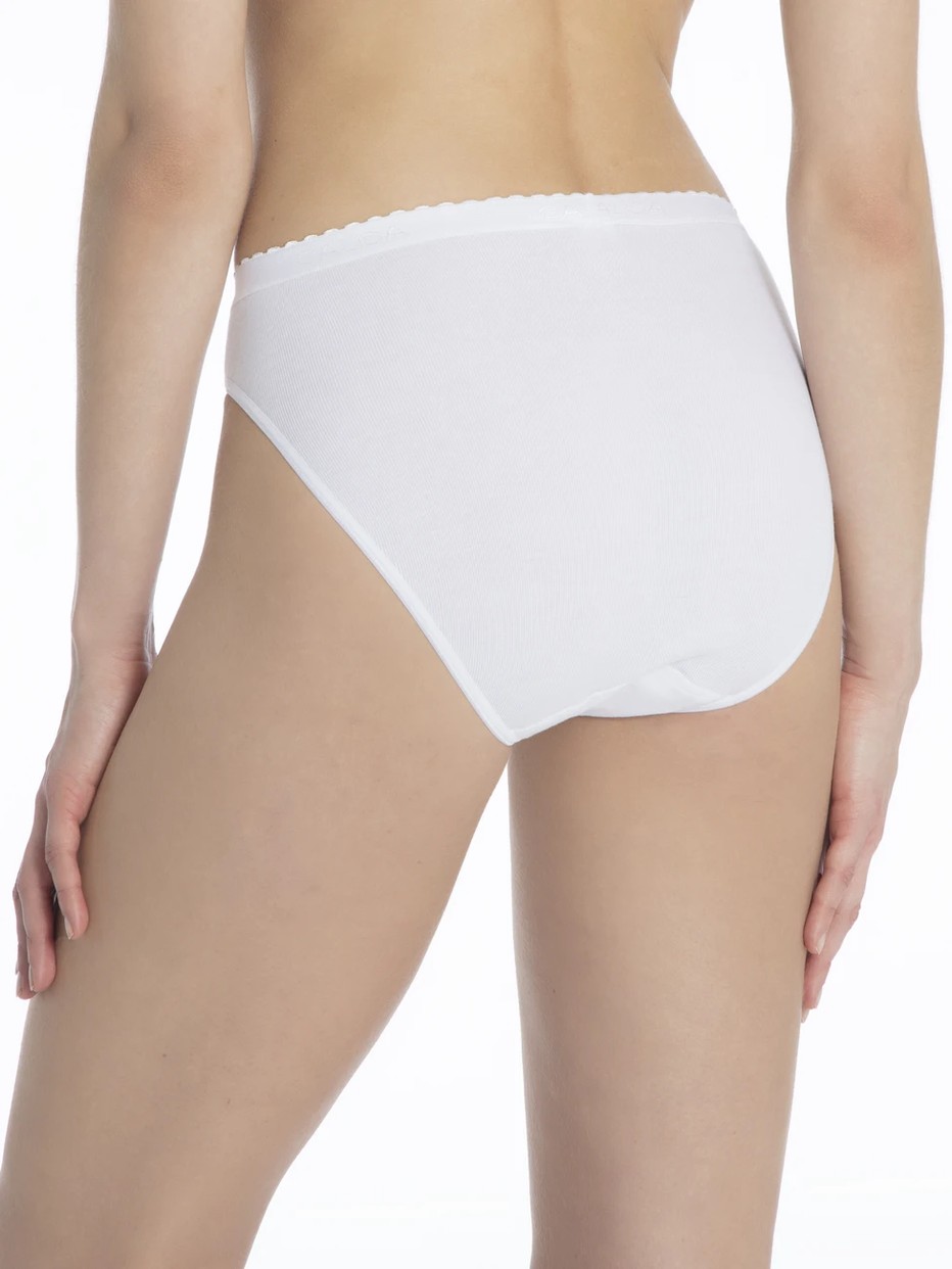Damen-Model trägt Minislip 2er-Pack aus 100% Baumwolle in Weiß, Einfarbig aus Serie Classic Slip von CALIDA, Rückansicht