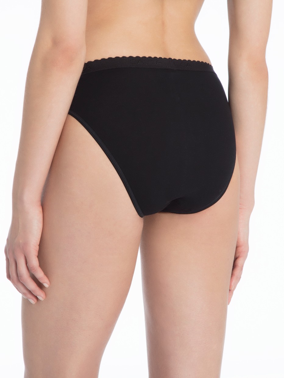 Damen-Model trägt Minislip 2er-Pack aus 100% Baumwolle in Schwarz, Einfarbig aus Serie Classic Slip von CALIDA, Rückansicht
