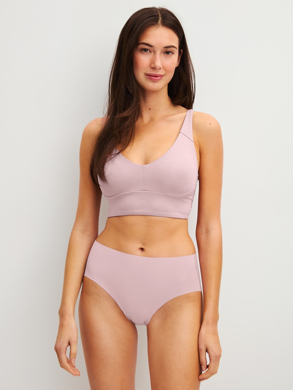 Le mannequin Femme porte le/la Culotte en Modal de couleur Violet, Unicolore, de la série Natural Skin de CALIDA, Tenue