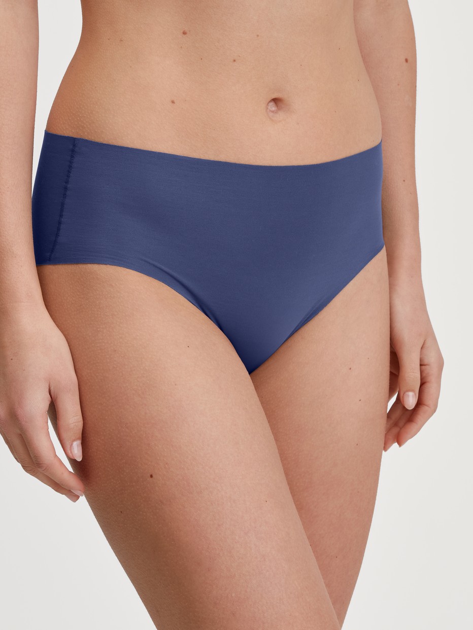 Damen-Model trägt Seamless-Midi-Slip aus Modal in Blau, Einfarbig aus Serie Natural Skin von CALIDA, Vorderansicht