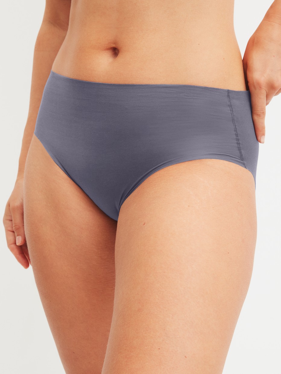 Damen-Model trägt Seamless-Midi-Slip aus Modal in Grau, Einfarbig aus Serie Natural Skin von CALIDA, Vorderansicht