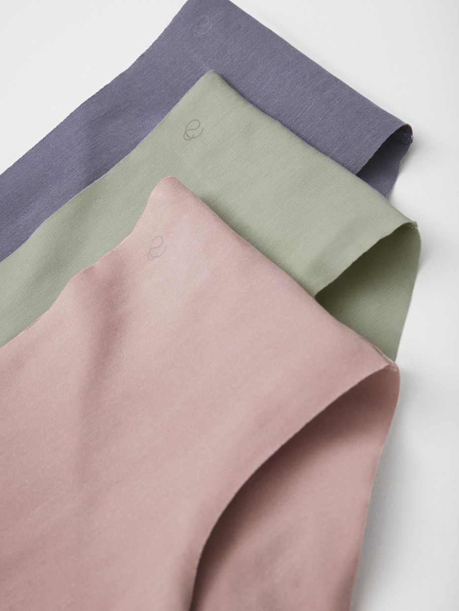 Damen-Model trägt Seamless-Midi-Slip aus Modal in Grün, Einfarbig aus Serie Natural Skin von CALIDA, Zusatzbild