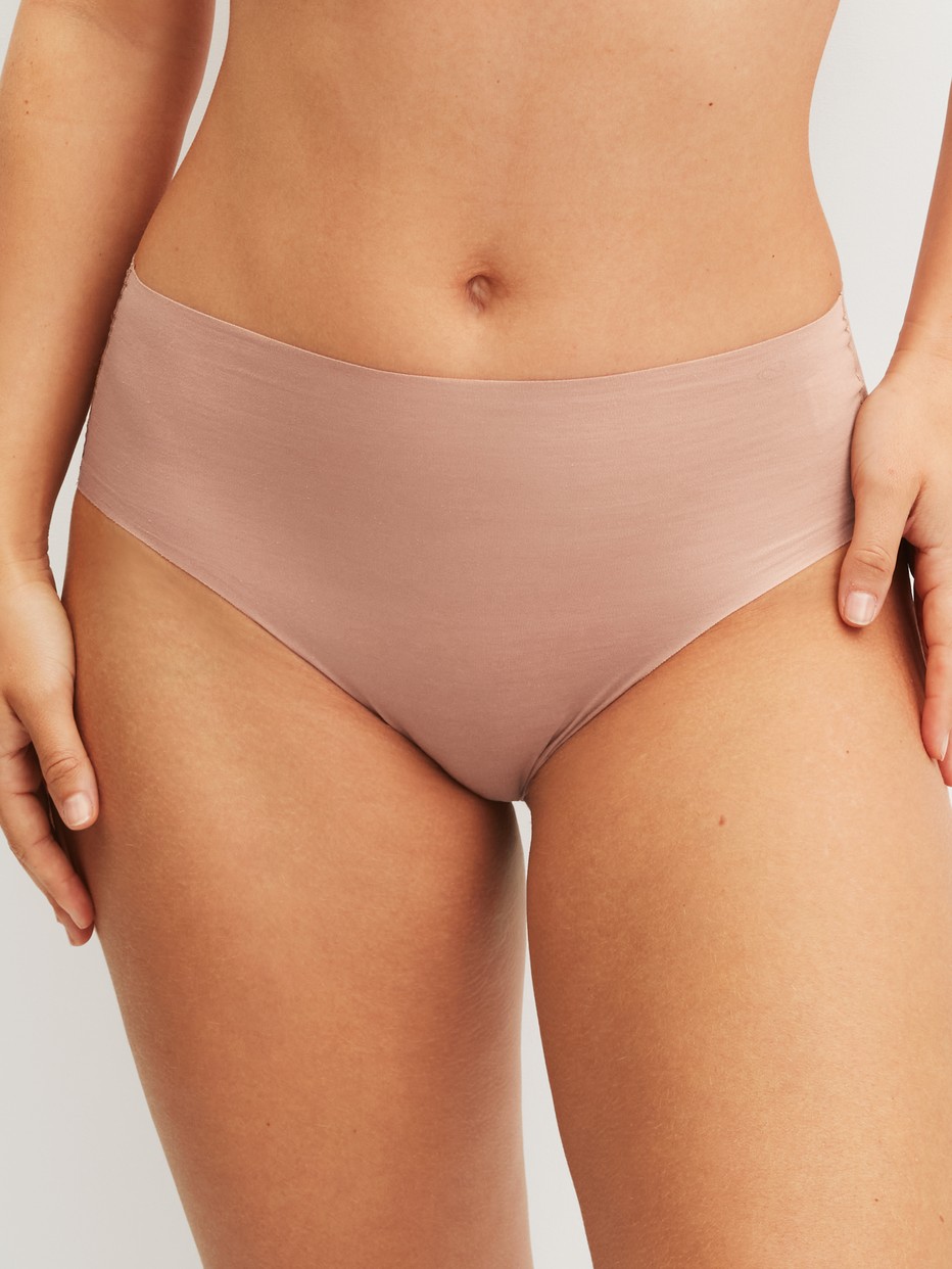 Damen-Model trägt Seamless-Midi-Slip aus Modal in Braun, Einfarbig aus Serie Natural Skin von CALIDA, Vorderansicht