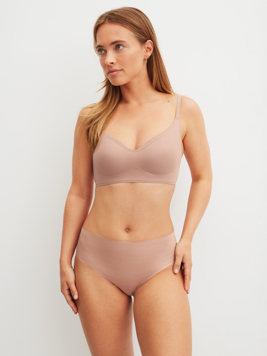 Damen-Model trägt Seamless-Midi-Slip aus Modal in Braun, Einfarbig aus Serie Natural Skin von CALIDA, Outfit