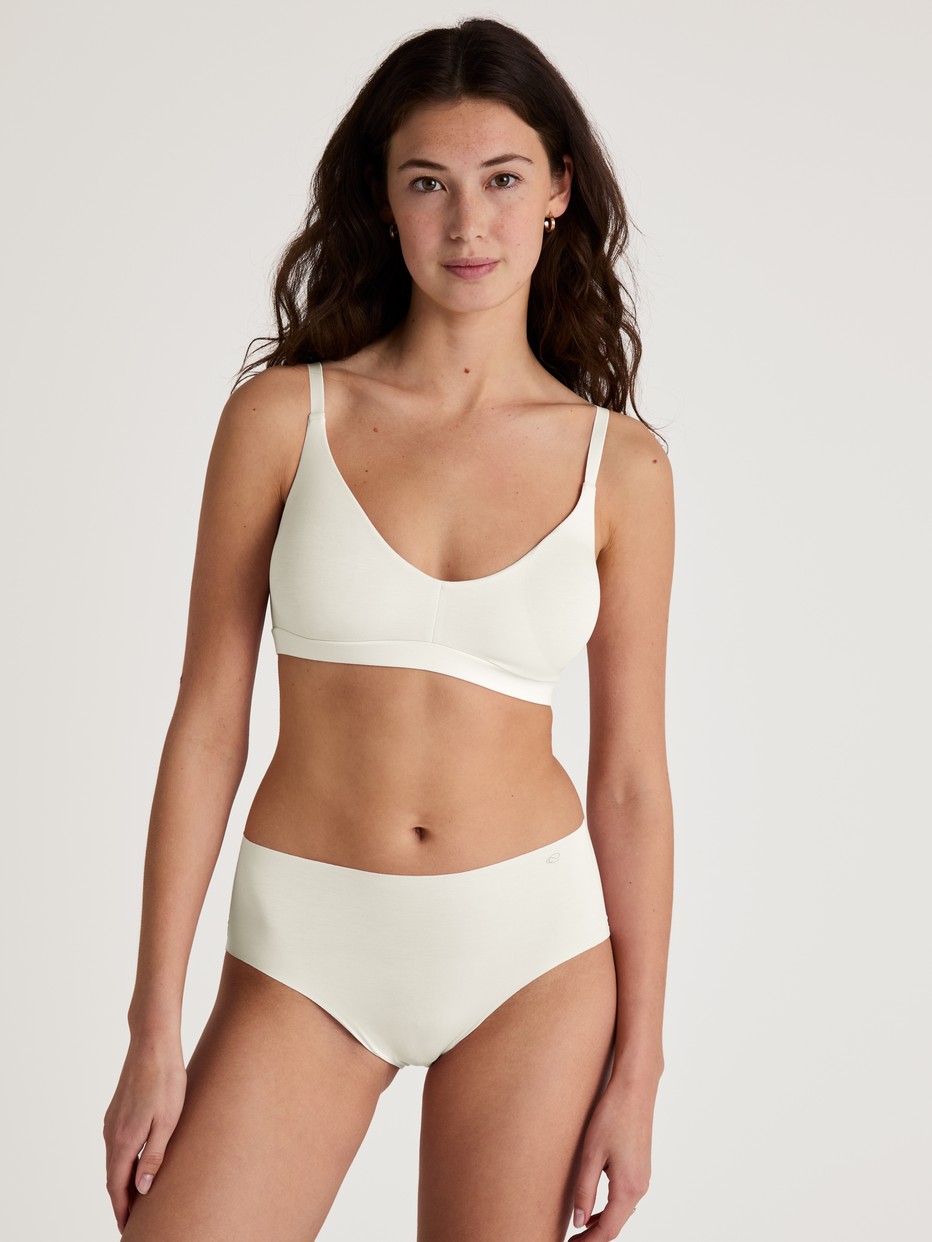 Le mannequin Femme porte le/la Culotte en Modal de couleur Blanc, Unicolore, de la série Natural Skin de CALIDA, Tenue