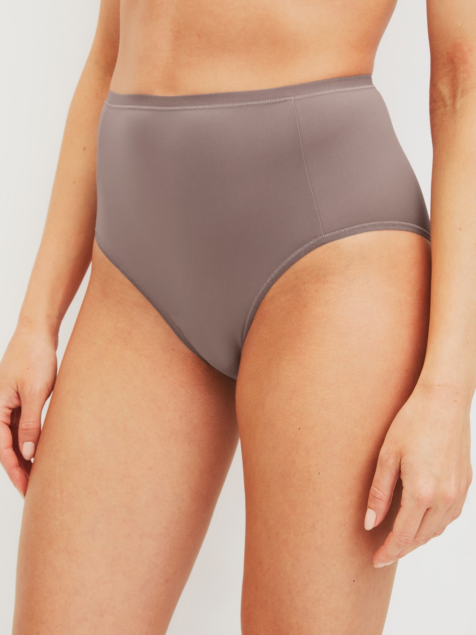Damen-Model trägt Slip, high waist, 3er-Pack aus Polyamid in Braun, Einfarbig aus Serie Eco Sense Special von CALIDA, Vorderansicht